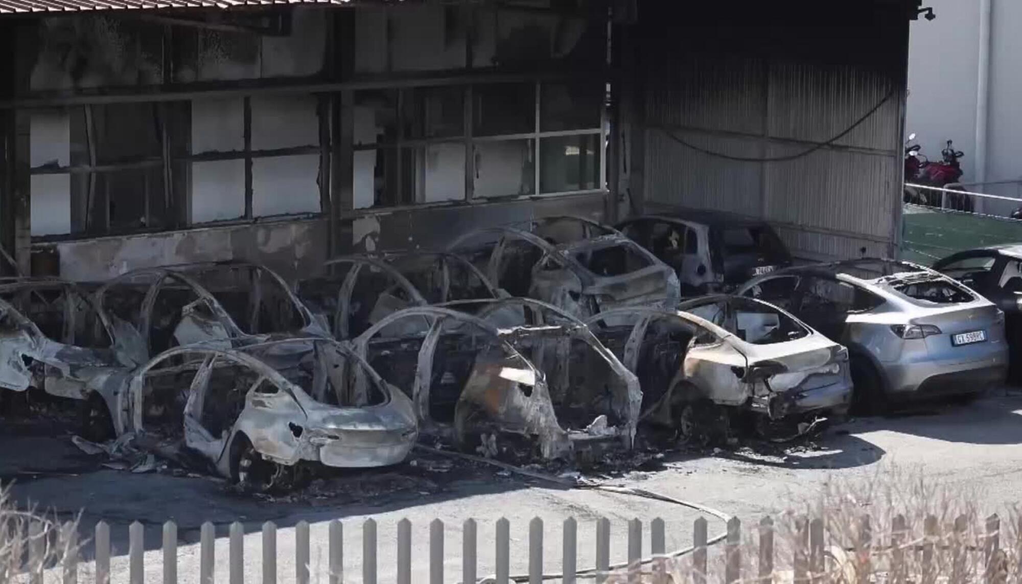 Concesionario de Tesla incendiado en Roma